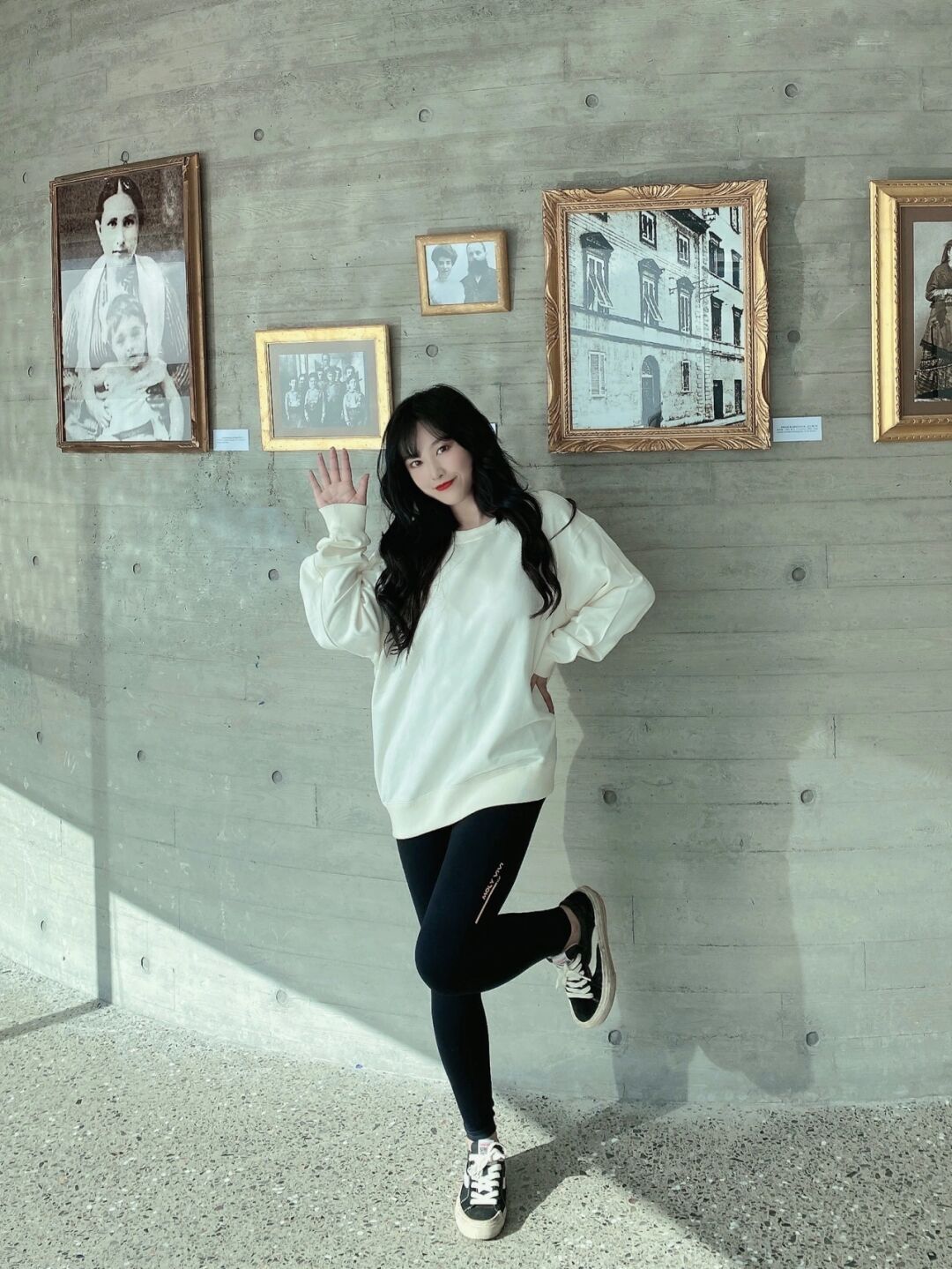 纤细|身材纤细的美女, 一件白色宽松上衣配紧身长裤, 休闲又时尚