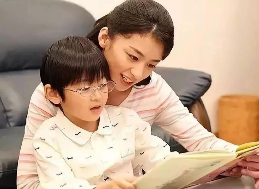 妈妈被欺负俩儿子火了，抄起扫帚追着打，得知真相网友笑了