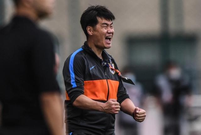 李霄鹏|凌晨1点!国足教练组做出奇葩决定:李霄鹏遭质疑,球迷骂声一片