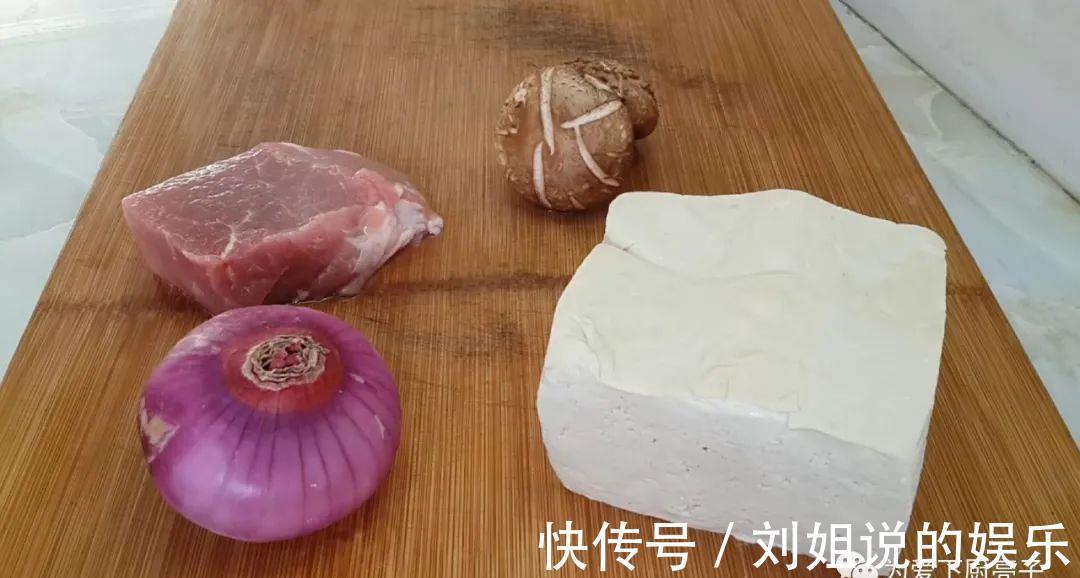 肉末豆腐煎饼|豆腐鸡蛋饼做法,锅里一焖,比吃红烧肉还香,上桌连汤子都不剩