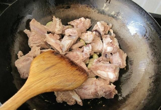 糖醋排骨超简单的做法，美味而不腻，全家都爱吃