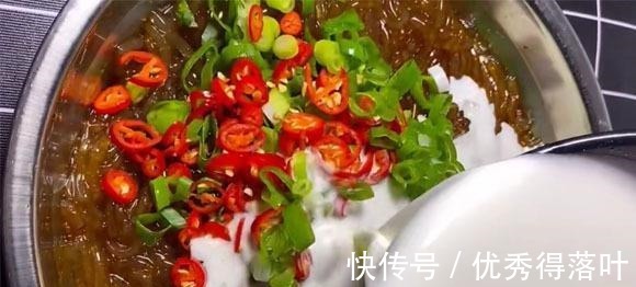 这个我家一周吃三次，一拌上锅一蒸，筋道Q弹蘸料吃真美味！