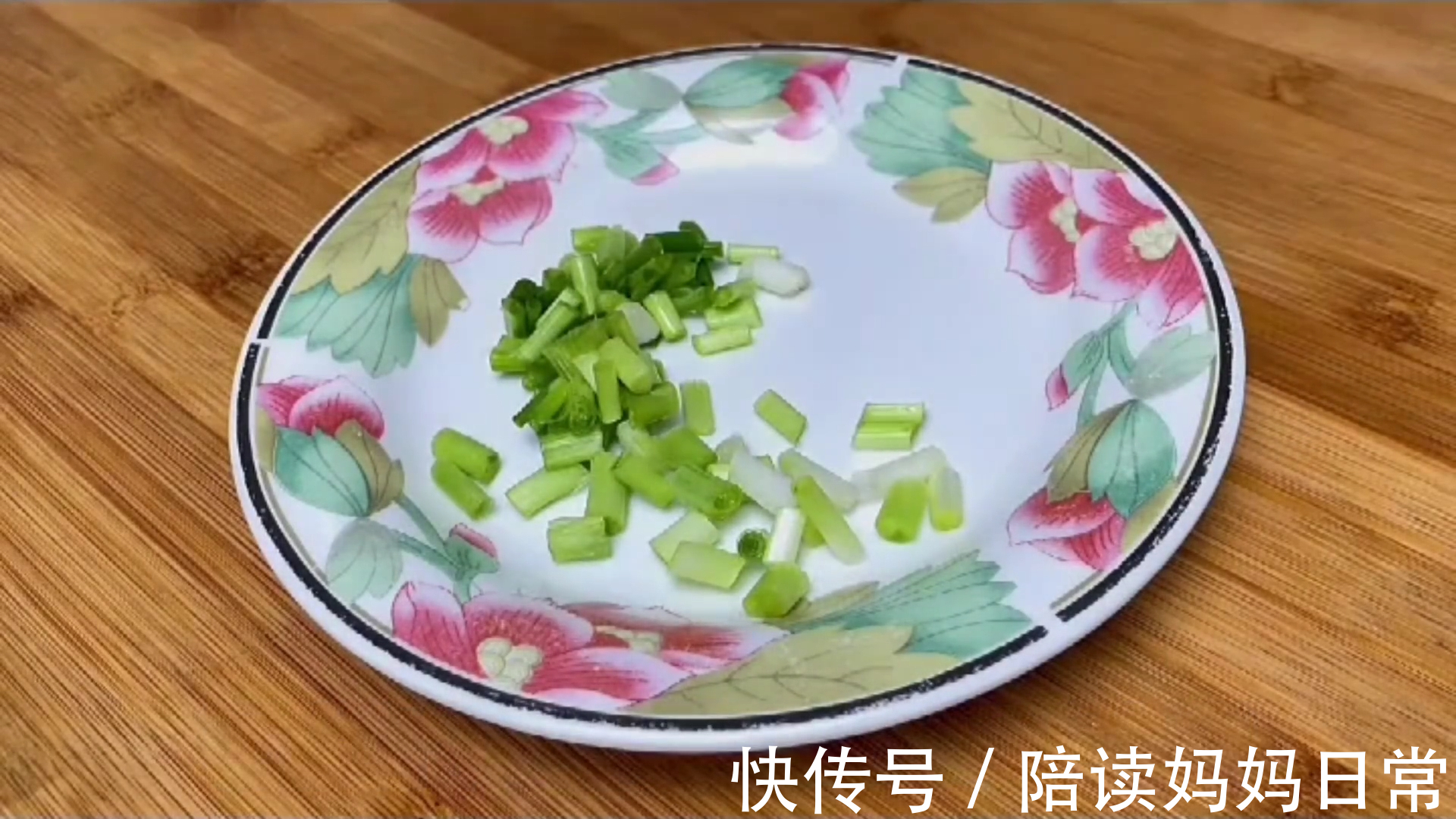 青椒创新做法，擀面杖一压，出锅比肉还香，太解馋了超级下饭