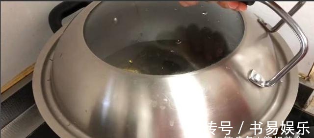 煮荷包蛋时,别冷水和开水下锅了,如此做,鸡蛋圆润更鲜嫩!