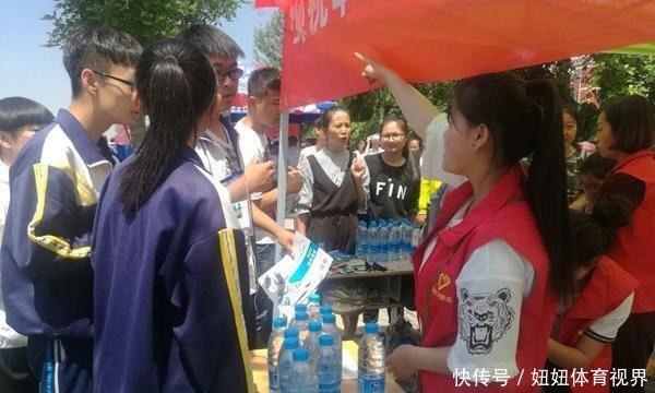 女孩|还记得那个“高考忘涂卡”，下跪求老师的女孩吗？如今下场引深思