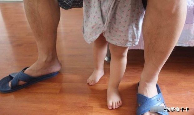 年轻爸爸闻了下宝宝小脚，假装被熏晕，宝宝接下来的举动太可爱了