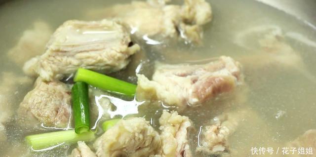 老少皆宜|经典肉菜糖醋排骨,浓油赤色甜咸适中,吃起来油而不腻老少皆宜