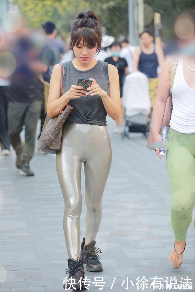 银灰色又low又土那是你没用对方法，这几套搭配新奇又时尚