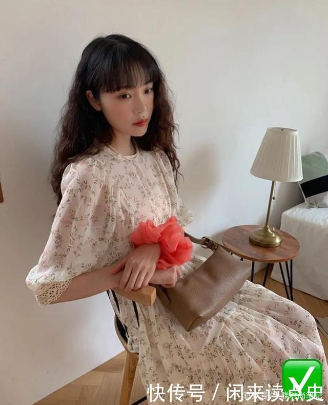 “纯欲裙”也太撩了,今夏连衣裙照着这样穿就很好看!