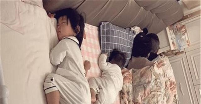 宝妈|一家四口“睡姿”走红,看似温馨网友却批评:这样带孩子不合格