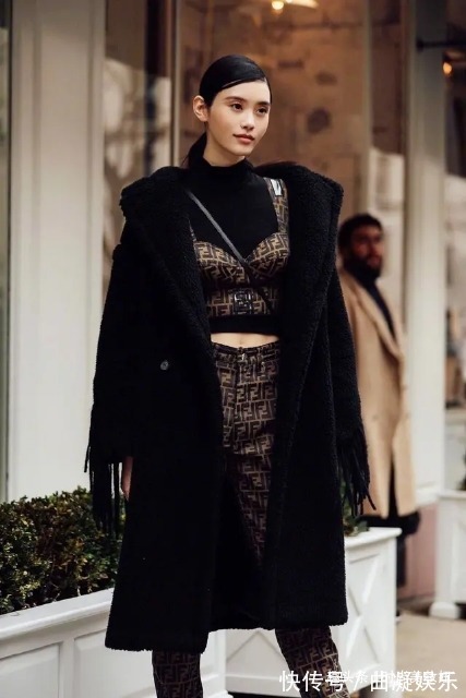 羊羔绒 “羽绒服”失宠了，今年最流行的外套是“它”，保暖时髦还减龄