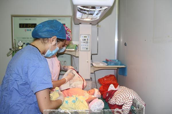 呼吸机|孕妇剖腹产下龙凤胎,昏迷不醒时老公狠心拔掉呼吸机,网友心疼