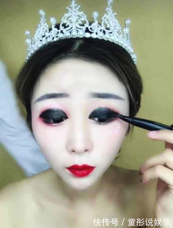 眼皮|新娘把眼线涂的特别厚,眼皮漆黑,当她睁开眼后,新郎傻住