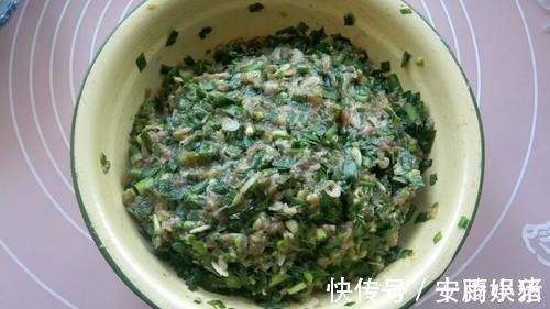 蒸饺好吃有诀窍,学会这样做,皮儿软韧,馅儿鲜香,蒸一锅不够吃