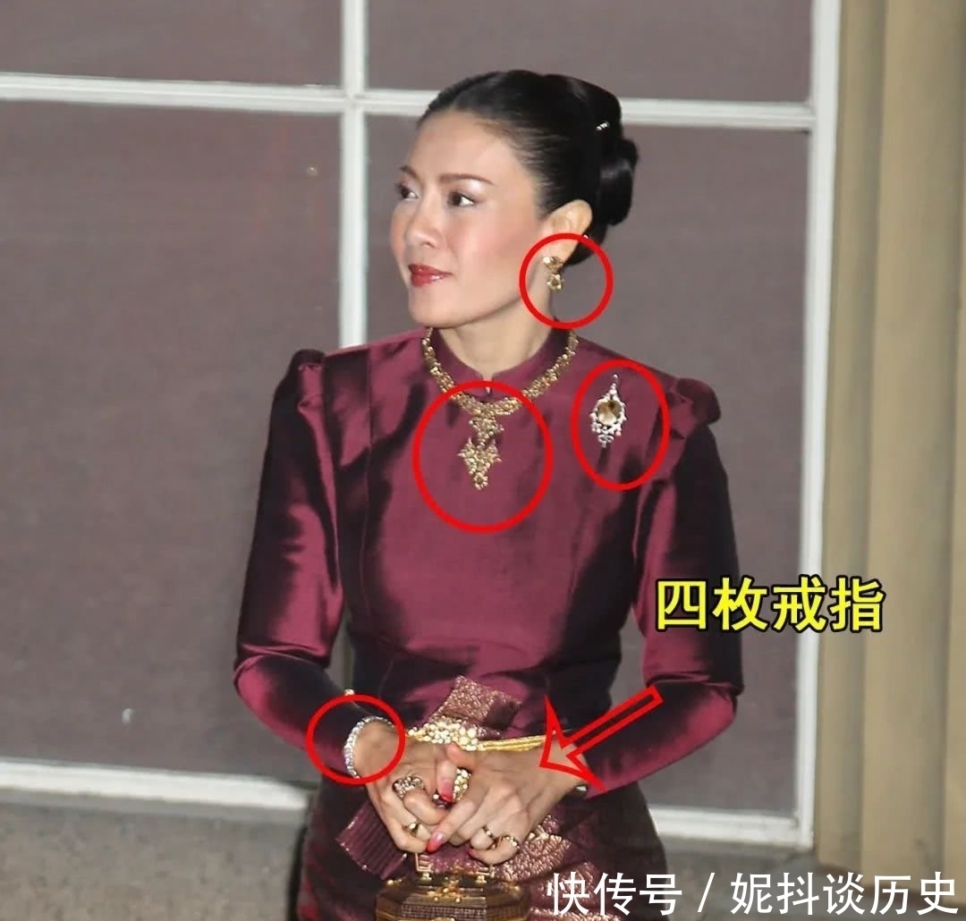 苏提达首饰盒再添一枚新戒指,虽然没有西拉米奢华,但满脸幸福