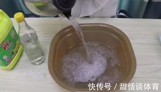 污垢|拖鞋穿久了“黑乎乎”的难清洗?学会这2招,拖鞋立马干净如新!