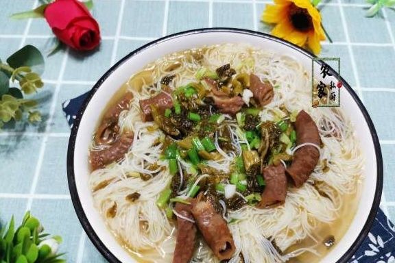 米粉|被人“嫌弃”的菜,却是女儿的最爱,用它煮粉条,酸爽开胃特别香