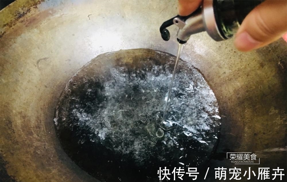 炒空心菜,直接炒就不对了,多加一个步骤,翠绿不发黑,十分脆嫩