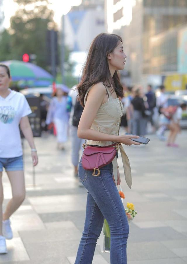 修身 小姐姐“修身牛仔裤”,独特剪裁凸显出时尚感,还凸显身材