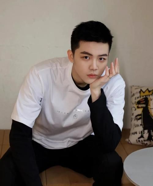 2021年潮流男生发型趋势图，理发师建议这3款，清爽帅气显精神！