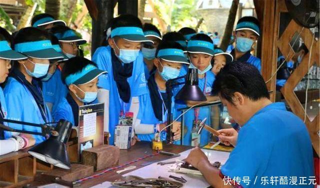 这里椰风飘香、神秘傩蛊，“欢乐苗家歌舞”风情，令游客乐不思归