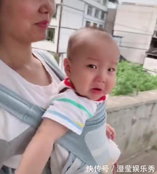 父母|妈妈回家路上遇到宝宝,假装不认识,宝宝委屈的小表情让人心疼