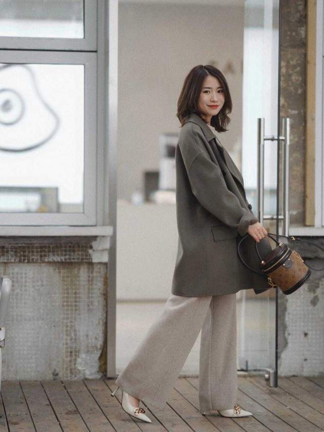 毛衣 中长款大衣的搭配指南,秋冬这样穿百搭又好看,照着穿都不会错
