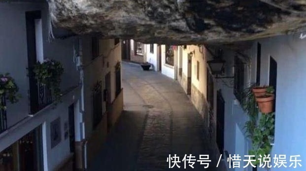 巨石|这小镇被“压在”巨石下600年，下雨不用伞，太吓人了