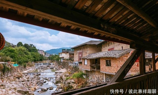 土楼沟，分布在一个山沟的土楼群，造型惊艳了