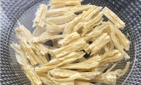 泡腐竹|泡腐竹，不要直接用清水泡大厨教你1招，1分钟泡发，筋道不易烂