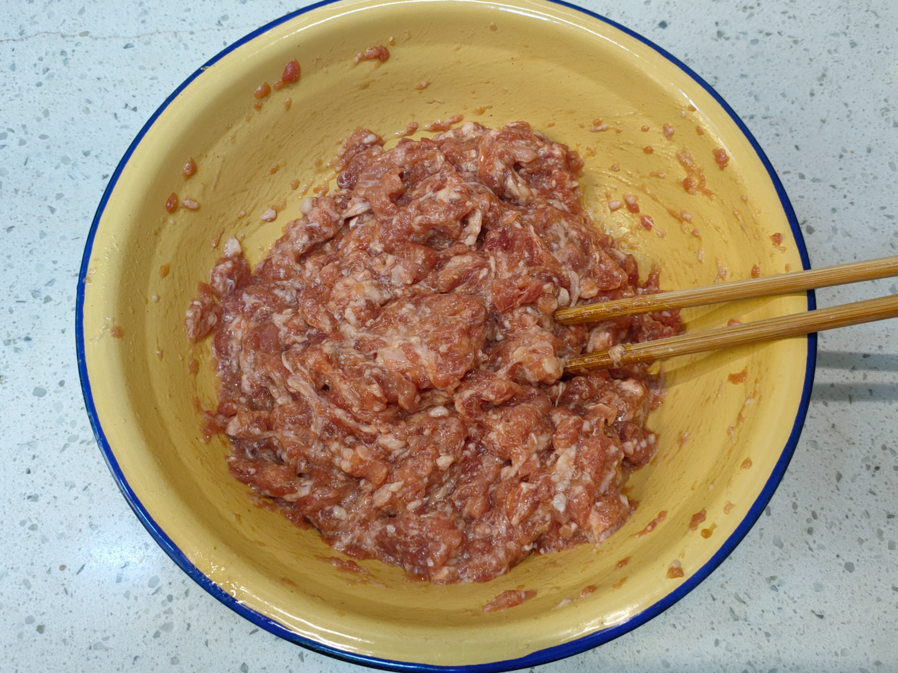 调饺子馅时，先放盐还是先放油不少人搞错了，难怪不鲜嫩不好吃！