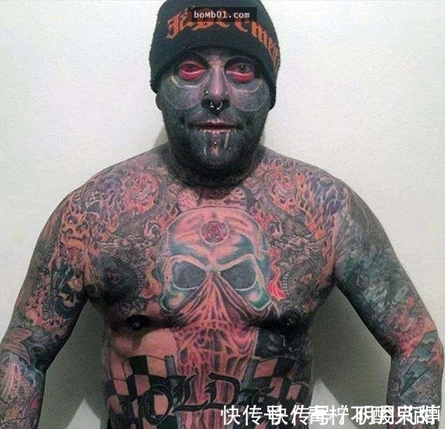 他把纹身刺满全身,连眼珠也没漏掉,现在一出门就吓坏路人