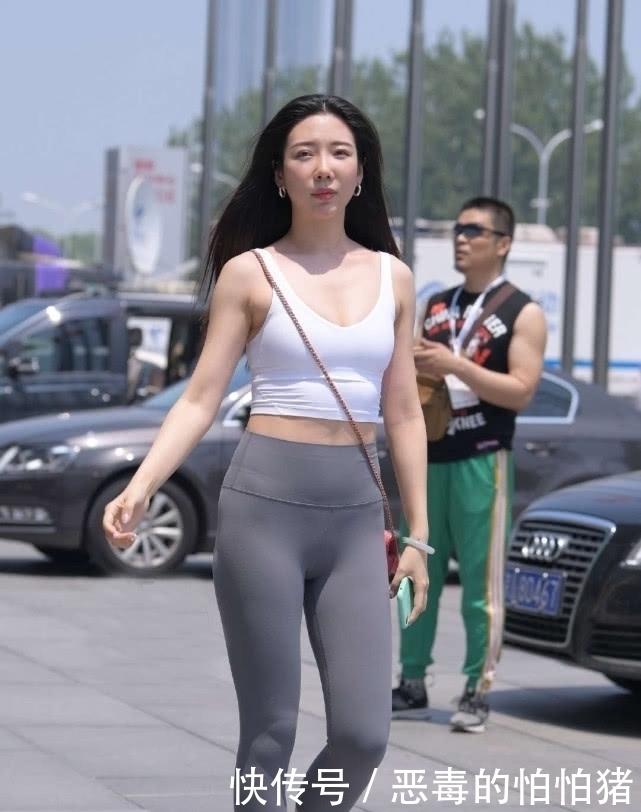 短打吊带背心|运动健身的最佳搭配,白色短打背心+紧身运动裤,展现出健美身姿