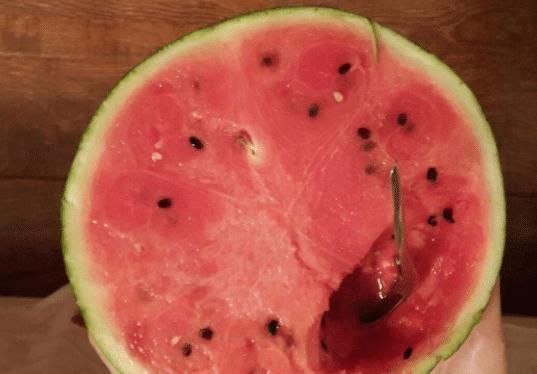 方式|世界各国吃西瓜的方式相差真大,韩国精致,迪拜人的吃法“绝了”