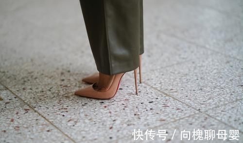 彩色 高跟鞋还是得穿彩色的,不仅显嫩还酷炫,看着就贵多了