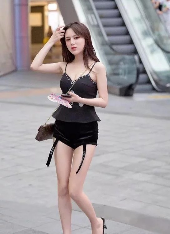 时尚|街拍:千娇百媚的美女,露肩上衣配短裙,彰显出时尚气质美