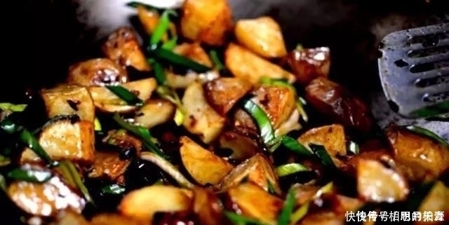 炒土豆丝,千万不要直接炒,2个小诀窍,土豆丝香辣脆爽,超好吃