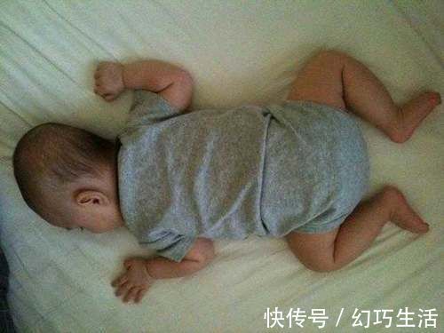 安全感|新生儿“投降式睡姿”会累吗了解真相后,妈妈再也不给宝宝纠正了