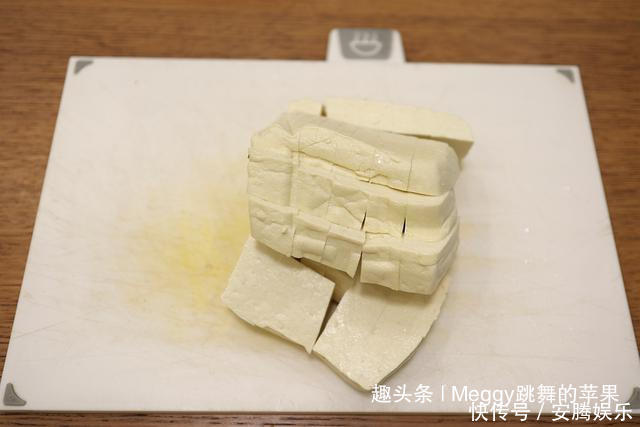 想要豆腐入味不碎,70多岁老妈的方法赞,几滴油不放盐,倍儿香