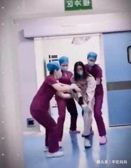 产房|“最刚产妇”火了,刚下产床便冲出产房暴打丈夫,得知原因太心疼