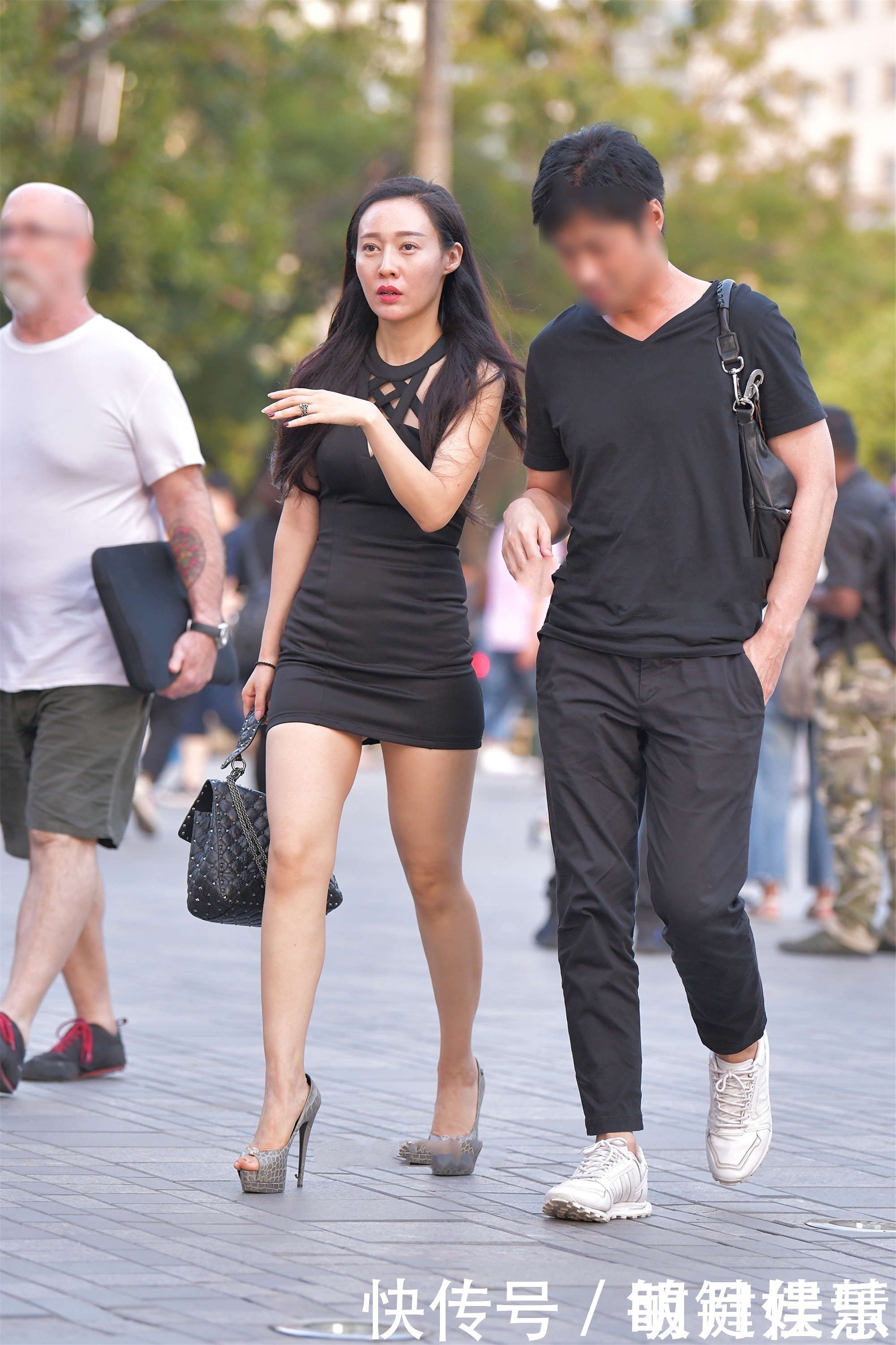 黑色修身款连衣裙，精致时尚，优雅大方