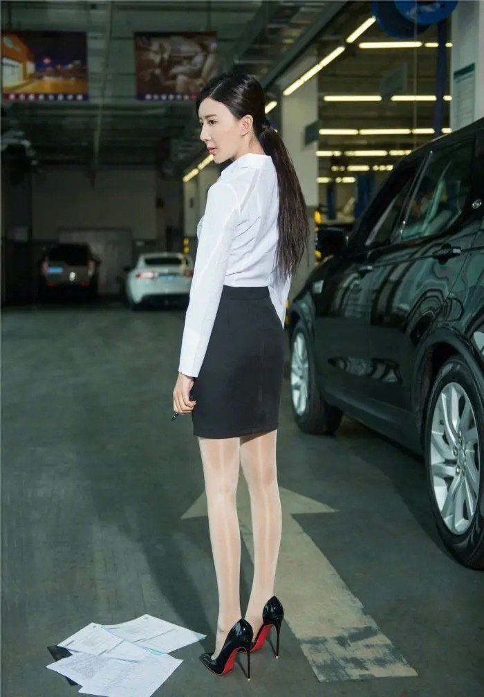 客户 如此时尚的女销售,你是她的客户忍心不签单吗