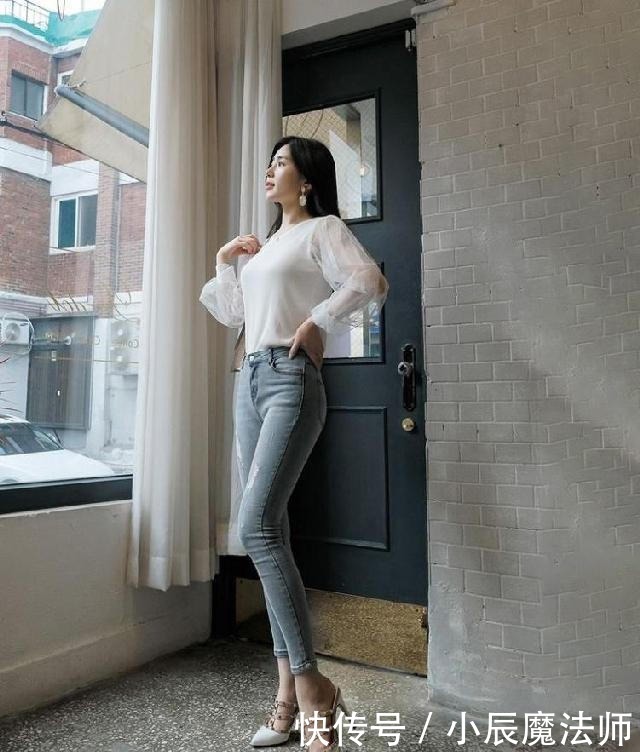 优美|美女穿搭:妩媚牛仔裤秀出优美曲线魅力迷人,小女人味十足