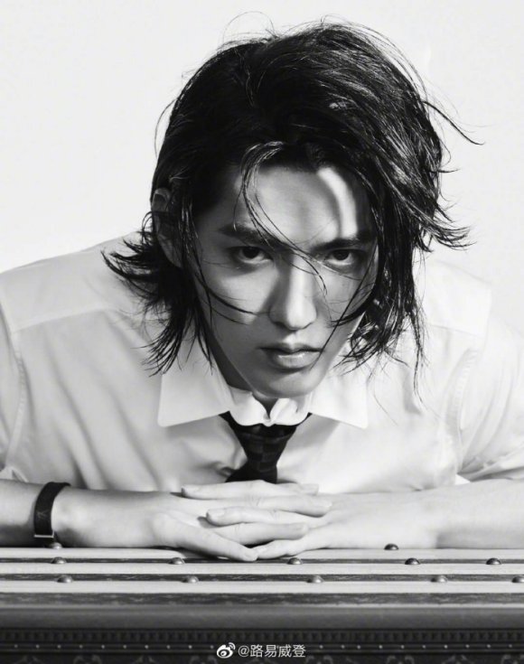 自降咖位跪舔流量鲜肉？又一奢侈品牌跌落神坛？