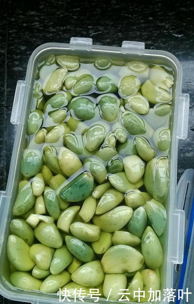 大蒜|腌腊八蒜,不要直接加醋泡!学会4点,半天变绿,酸爽香脆,简单