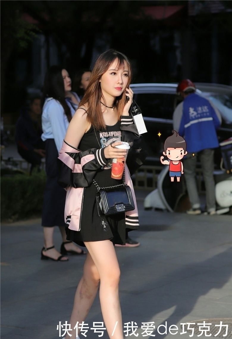 如丝|美女街拍:清纯靓丽香肩露,媚眼如丝万人迷