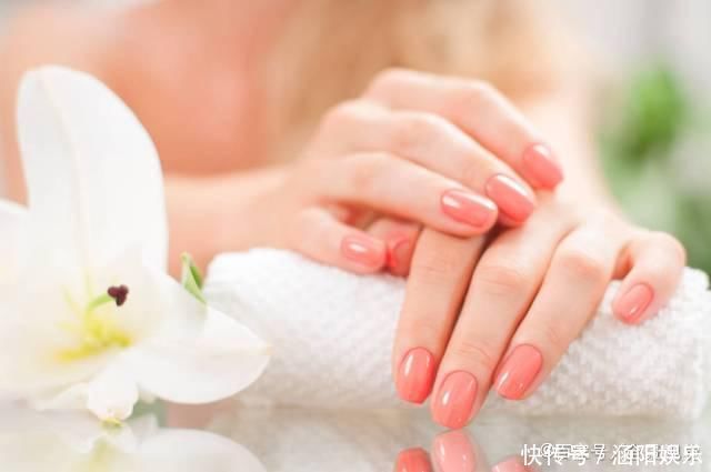 指甲上无缘无故长出竖纹,暗示身体3个部位可能出问题,要重视