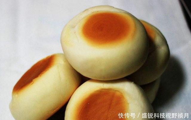 一碗面粉,两个鸡蛋,不用一滴水,5分钟教你做软香的“面包饼”!