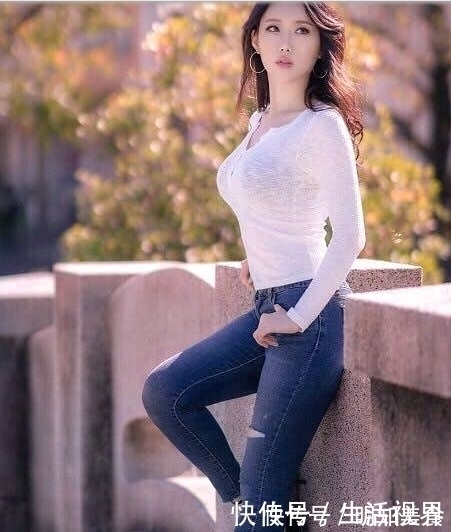 美女 时尚美女搭配牛仔裤，有种走起路来带风的效果！