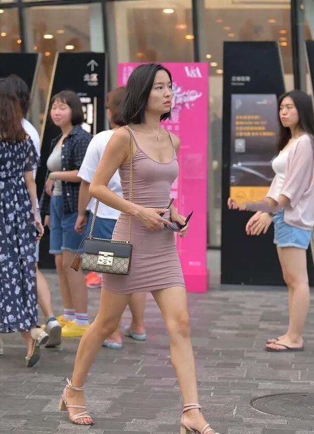 “烂大街”的连衣裙,想不到稍加搭配,依然会有时髦显瘦的一面